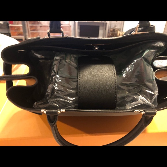❤️✨Elegant Louis Vuitton LockMe Day Tote✨❤️ - Picture 3 of 6